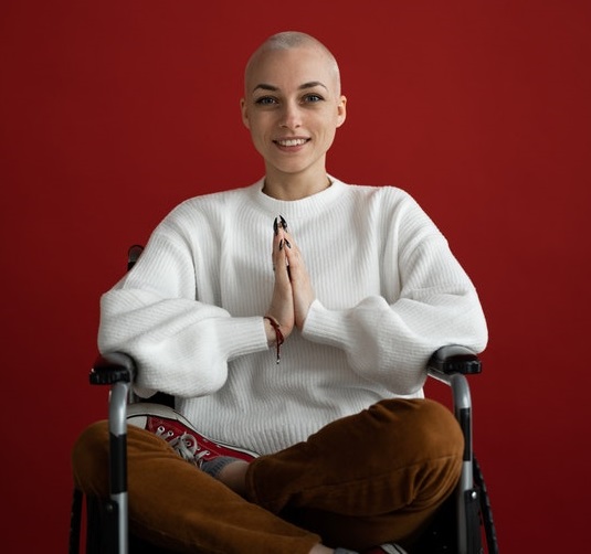 Zu sehen ist eine Frau, die sich fragt, ob Selen bei Krebs hilft und Selen während der Chemotherapie helfen könnte.