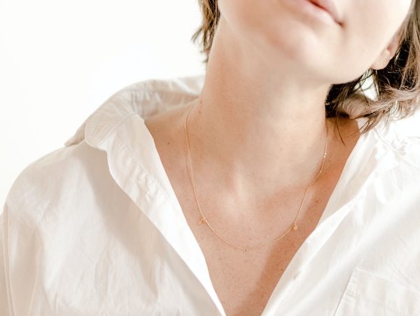 Zu sehen ist der Hals einer Frau an der Stelle, an der die Schilddrüse sitzt, um die Auswirkungen von Selen bei Morbus Basedow zu verdeutlichen.