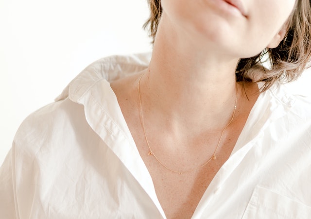 Um den Zusammenhang zwischen Selen, Schilddrüse und Schilddrüsenunterfunktion zu verdeutlichen, ist der Hals einer Frau zu sehen, die eine Vergrößerung der Schilddrüse aufweist.