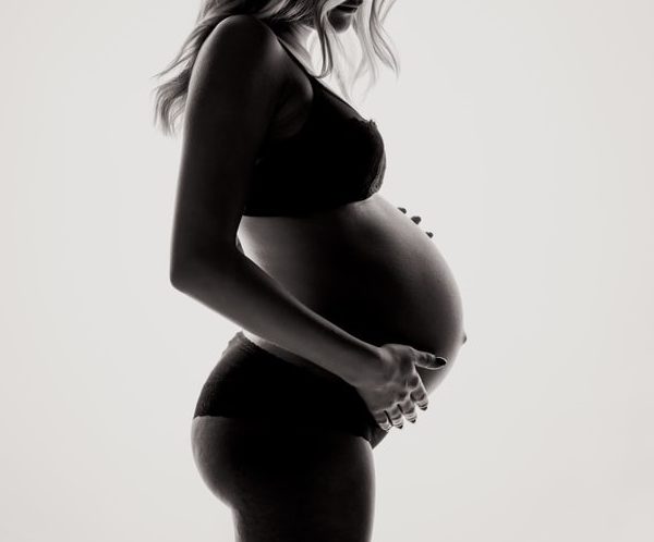 Zu sehen ist eine schwangere Frau, die sich fragt, welche Auswirkungen Selen auf die Schwangerschaft haben kann.